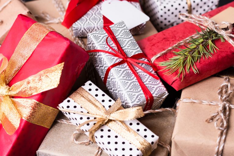 Cómo envolver un regalo. Varios regalos con diferentes formas y papeles de colores.